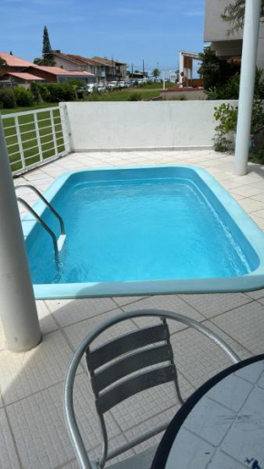 Casa de praia na quadra do mar com piscina